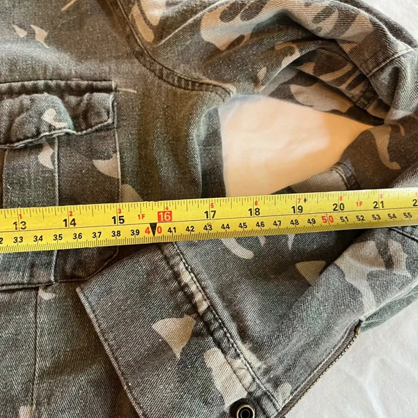 BKE Women's Camouflage Utility Jacket Small Full Zip Up Criss Cross Pockets - Image 5