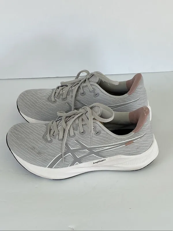 ASICS Versablast 4 Women's Gray Knit Sneakers with Pink Collar Trim - Image 4