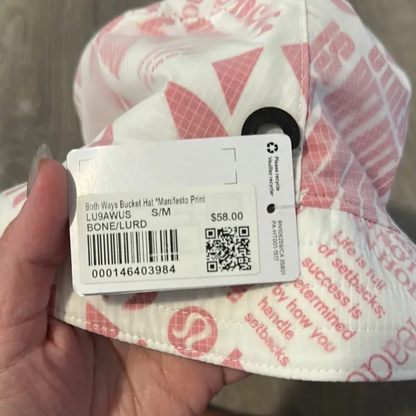 Lululemon NWT S/M Both Ways Reversible Bucket Hat in Manifesto Print &‎ Bone - Image 8