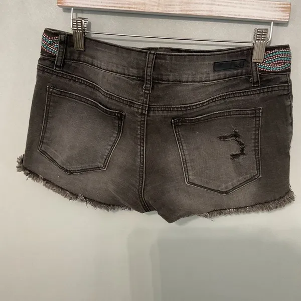 L.E.I. Womens Ashley Lowrise Distressed Embroidered Black Denim Shorts Size 7 - Image 3