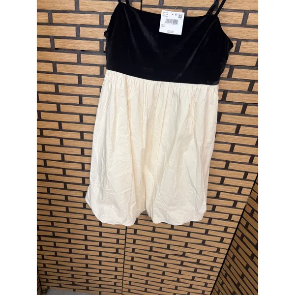 American‎ Eagle Cream And Black Bubble Hem Dress Size Medium - Image 4