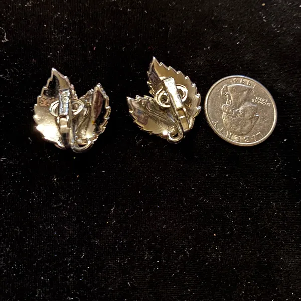Vintage CROWN TRIFARI Signed Brushed SilverTone Leaf Earrings Clipon 1” - Image 3