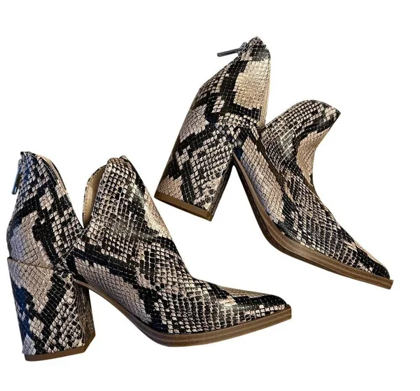 STEVE MADDEN Western Cedar Bootie In Natural Snake Print Size 6 Pointed - Image 3
