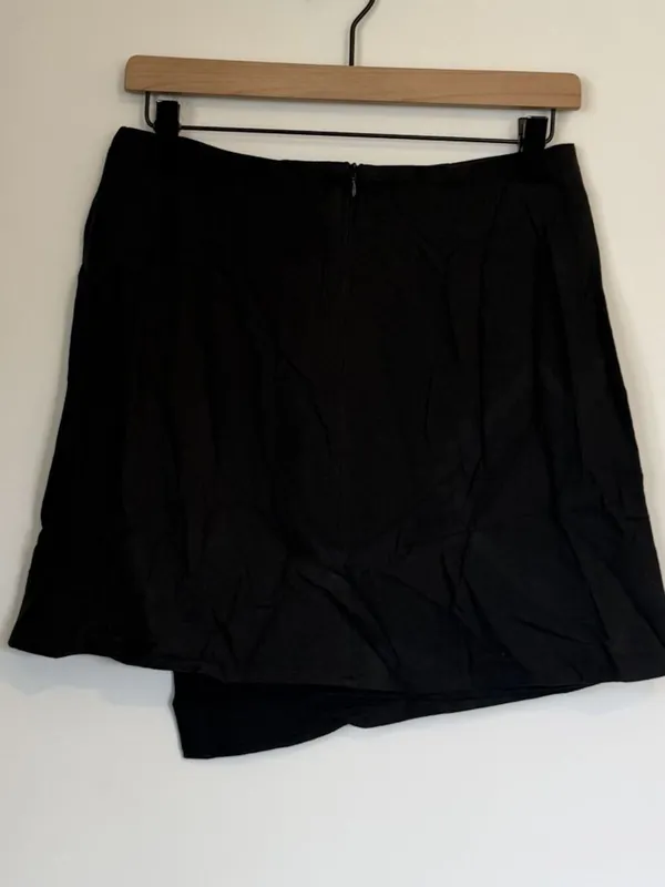 NWT Cupshe Black Asymmetrical Mini Skirt - Size: Medium - Image 5