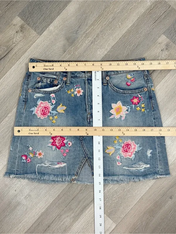 American Eagle Boho Floral Embroidered Distressed Denim Jean‎ Mini Skirt Blue 2 - Image 10