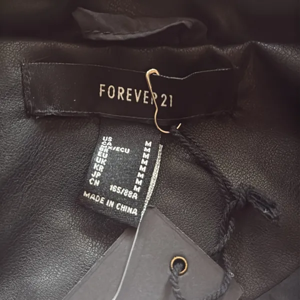 Forever 21 Women's Faux Leather Moto Jacket Size Medium - Image 5