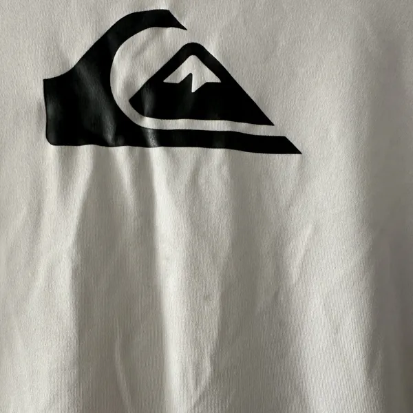 Quicksilver Off White Short Sleeve Rash Guard Surf Tee No Size Tag Est. Size Men’s S - Image 4