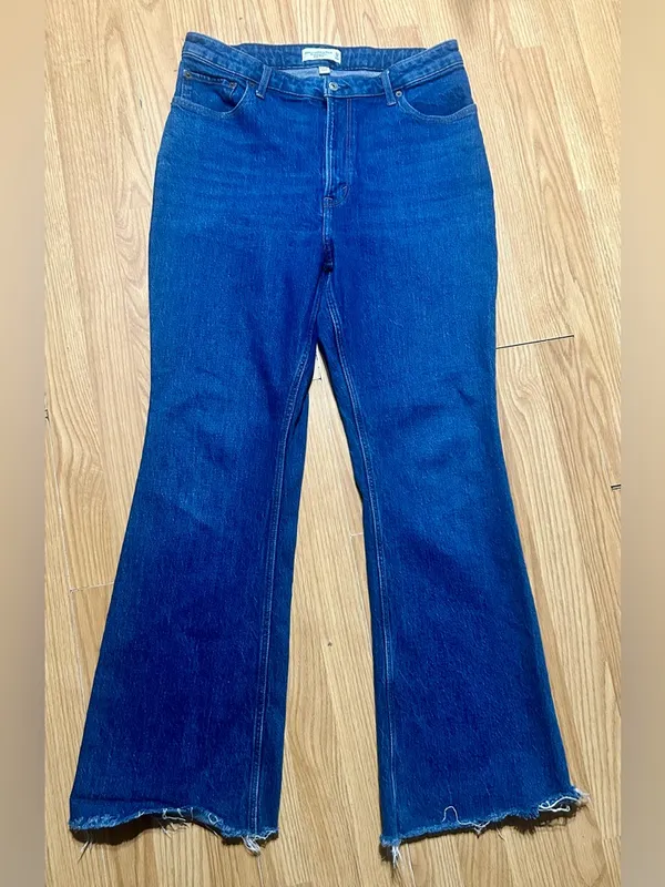 A&F The Vintage Flare High Rise Jeans. Curve love women’s 32/14 - Image 2