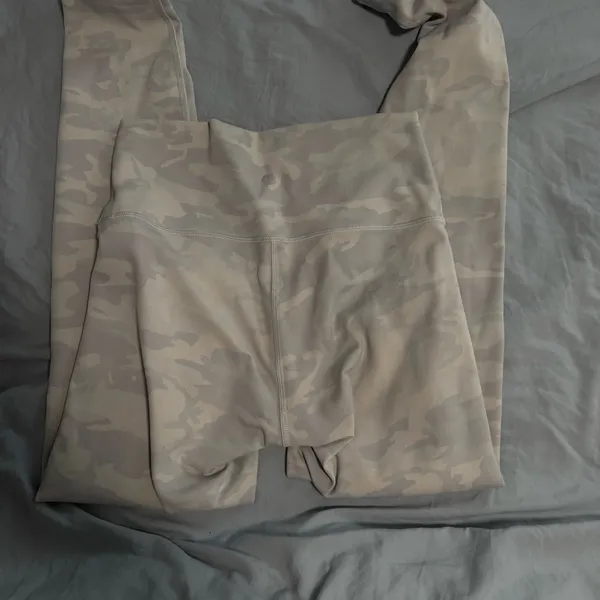 lululemon athletica Camouflage Leggings - white and gray - Image 2