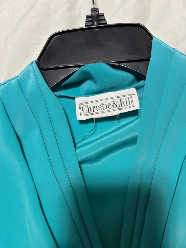 Christie & Jill Teal Satin Short Sleeve V-Neck Button-Down Blouse Medium - Image 4