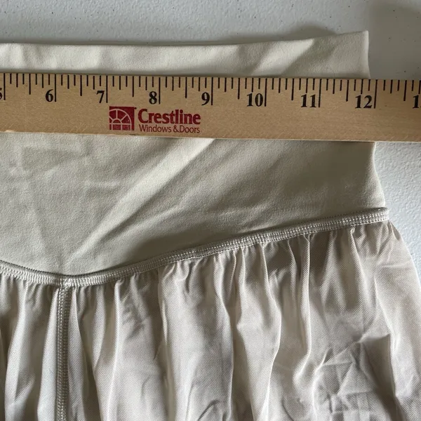 Lululemon Nulu Mesh High Rise Athletic shorts Beige Tan Lightweight Size 4 - Image 9