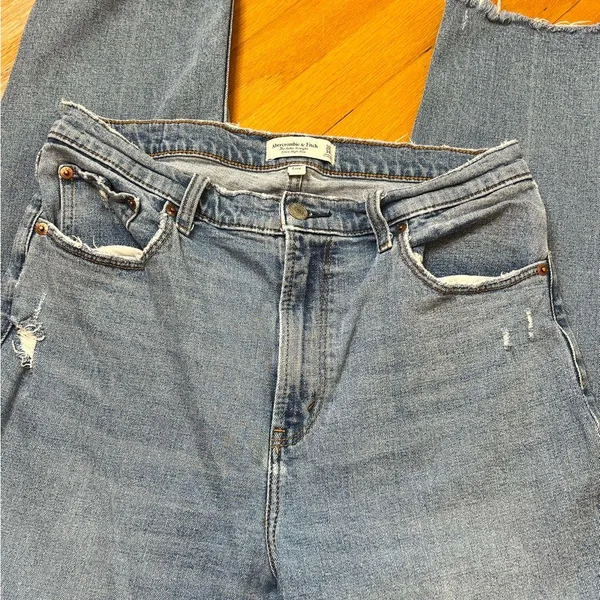 Abercrombie and Fitch Ankle Straight Ultra High Rise, distressed raw hem - Image 6