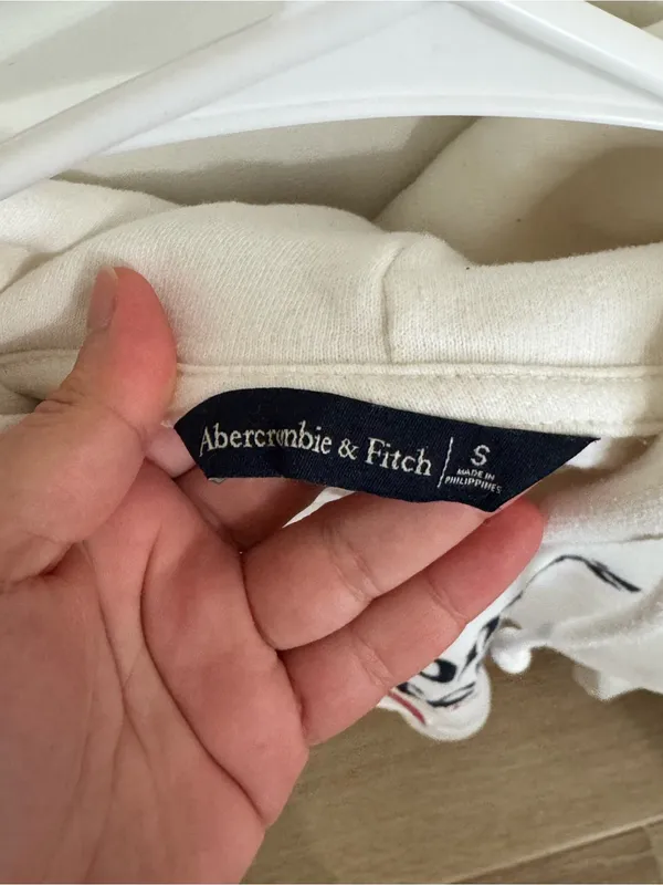 Abercrombie & Fitch Off-White Pullover Hoodie with Logo Tag - Image 2