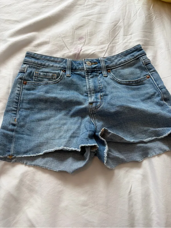 Old Navy Washed Blue Mid-Rise Denim Shorts - Image 2
