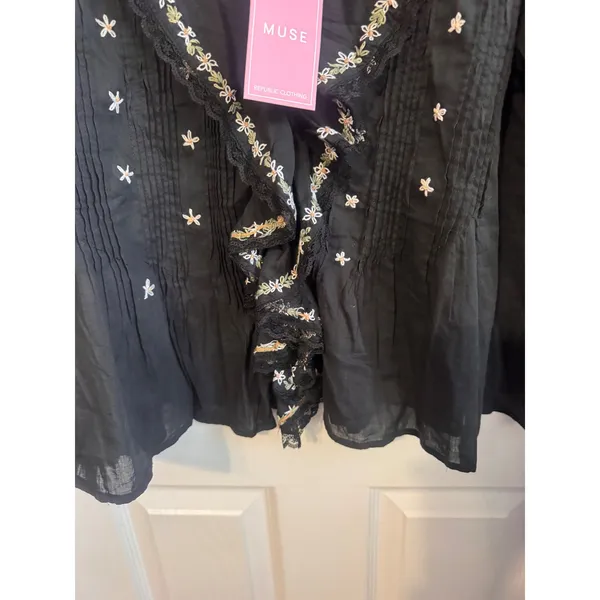 Muse Republic Clothing Black Embroidered Ruffle Blouse Size L NWT - Image 4