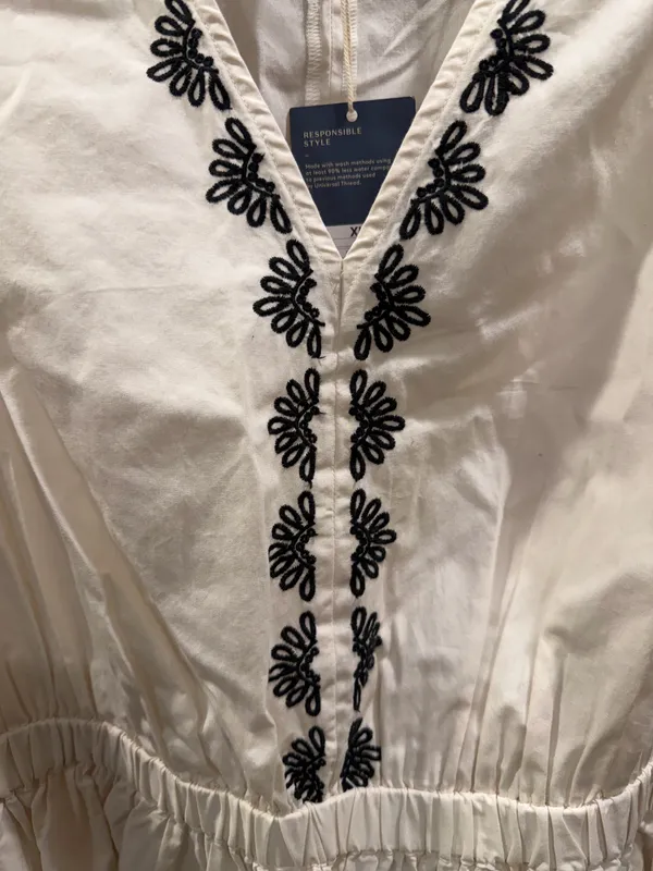 Universal Threads Embroidered Cream Dress - Image 4