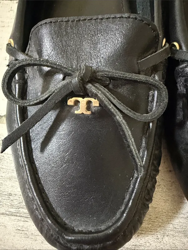 Tory Burch Black Leather Bow-Trim Driving Loafers with Gold Logo - Image 2