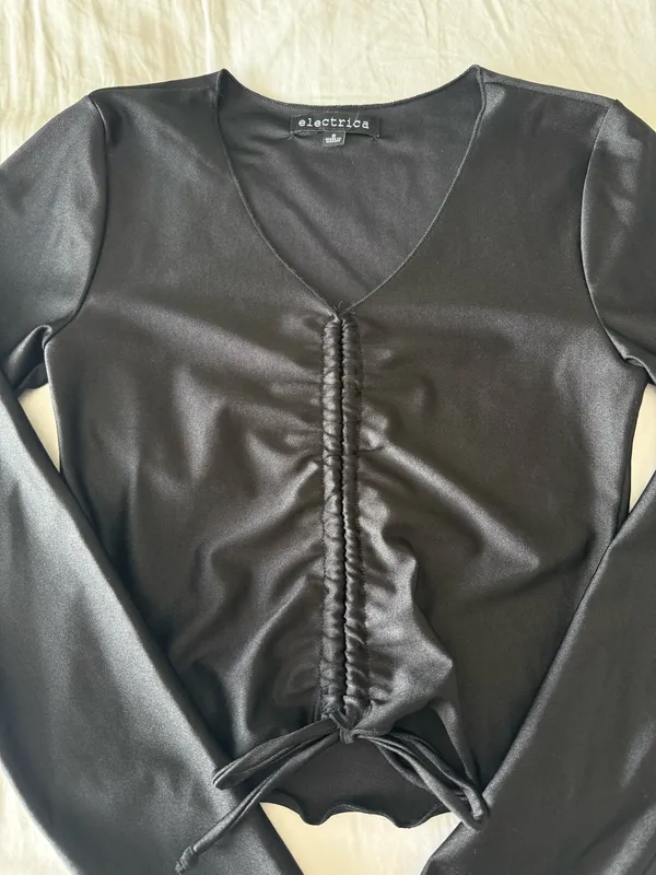 Black Long Sleeve Ruched V-Neck Crop Top - Image 2