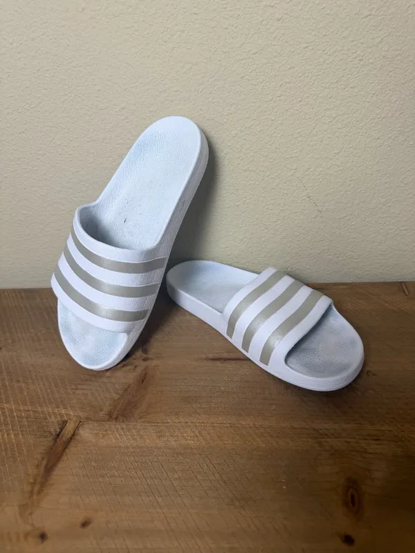 Adidas Adilette Aqua Slides in Cloud White and Platinum Metallic Size 7 - Image 2