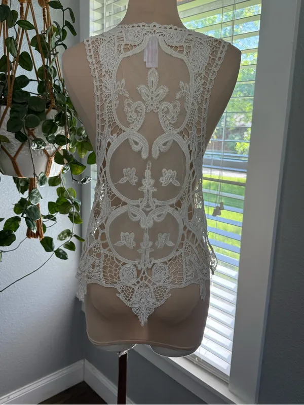 No Boundaries Floral Crochet Lace Vest Juniors Size Medium - Image 3