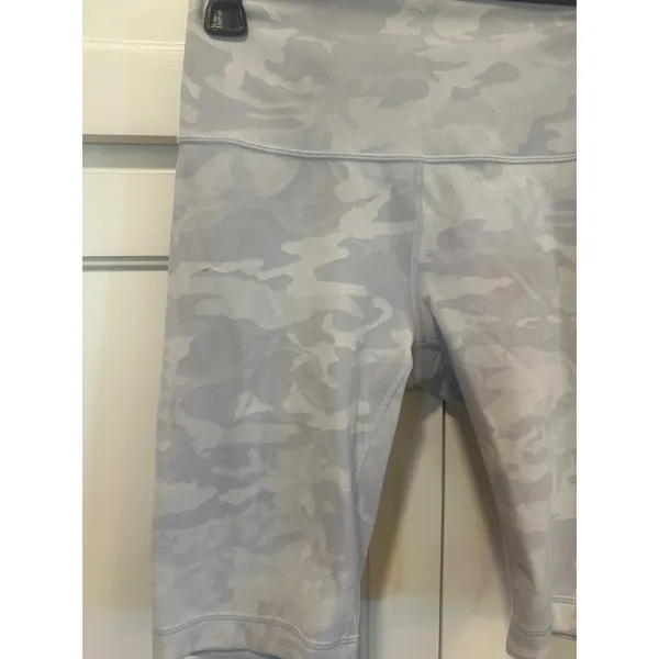Lululemon wonder under Biker Shorts Grey Camo 10 Inch Inseam Womens Size 8 - Image 2