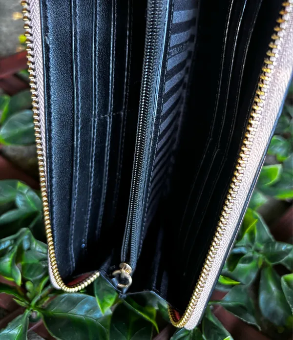 Victoria's Secret Large Zipped Wallet in V-Quilt with V Monogram Hardware - Image 5