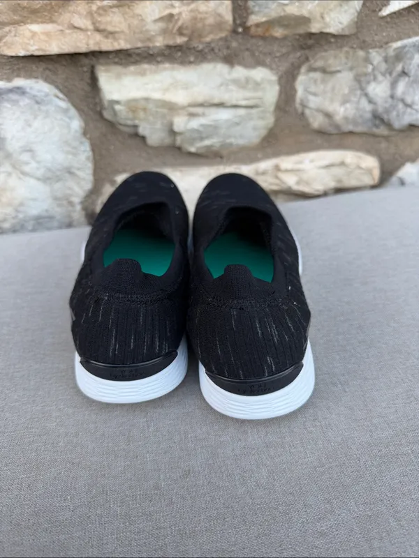 Sketchers YOU Walk black slip-on shoes size 6.5 - Image 3
