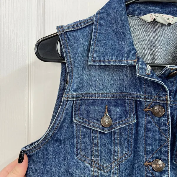 Adam Levine medium wash denim cotton pocket sleeveless button front‎ vest small - Image 2
