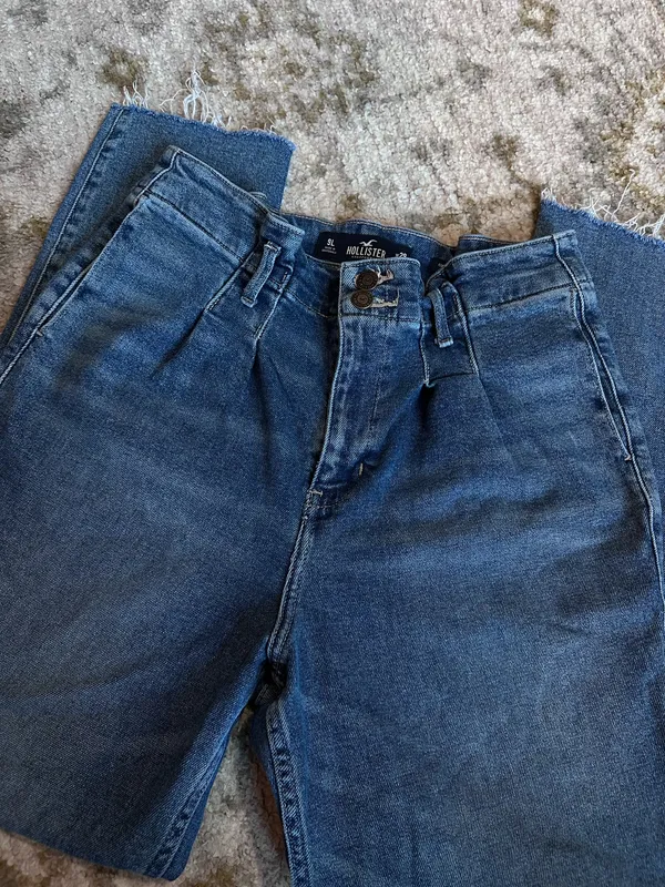 Hollister Curvy Ultra High Rise Mom Jeans - Image 2