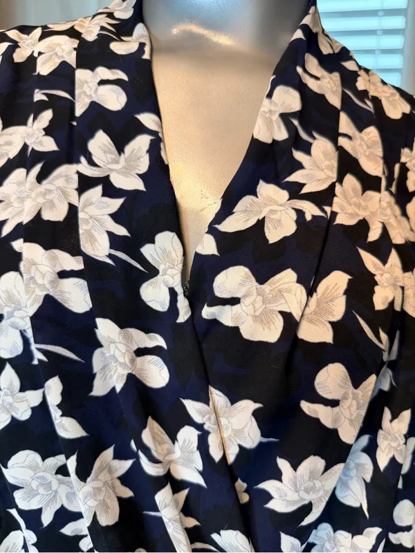 Ann Taylor Floral Wrap Blouse Small Navy Blue Black White V-Neck 3/4 Sleeve - Image 3