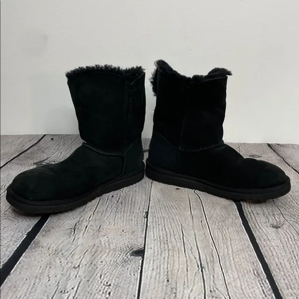 UGG Black Fur-Lined size 6 short boots - Image 5