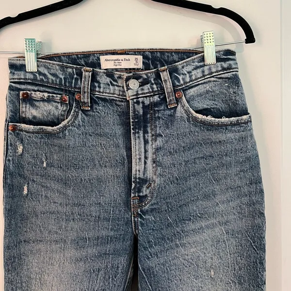 💌 Abercrombie & Fitch The Mom High Rise Distressed Jean - Image 4