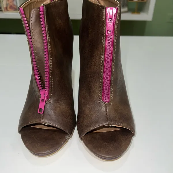 Michael Antonio Brown Heeled Boots with Pink Zipper - Image 3