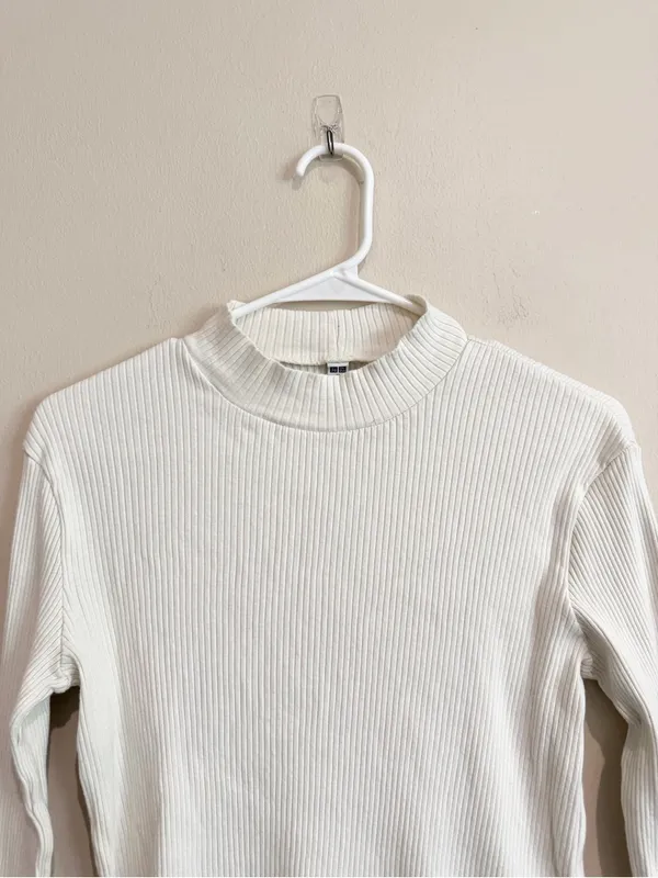 Uniqlo Ribbed Mock Neck Long-Sleeve Slim Fit Top in Off White Size Medium - Image 3
