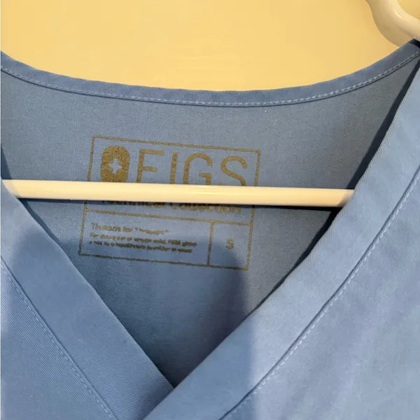Figs scrub top - Image 3