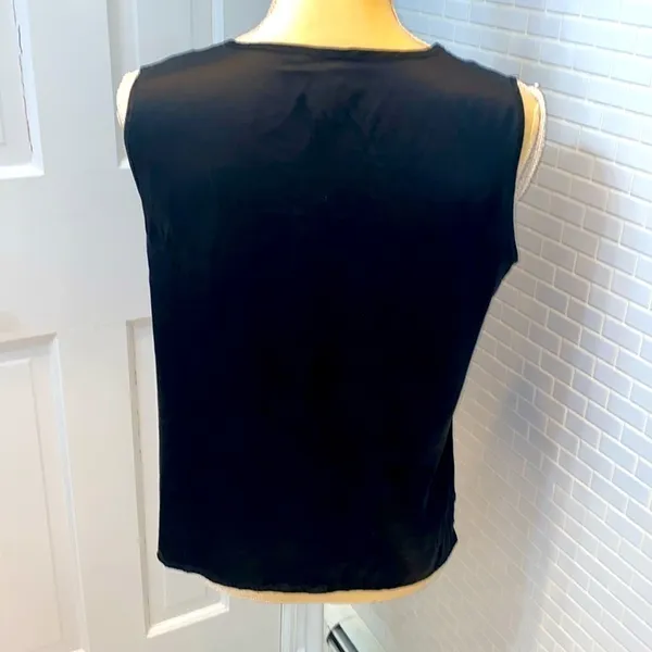 Neiman Marcus black 💯 silk satin v neckline sleeveless blouse. Pull on. Size M. - Image 4