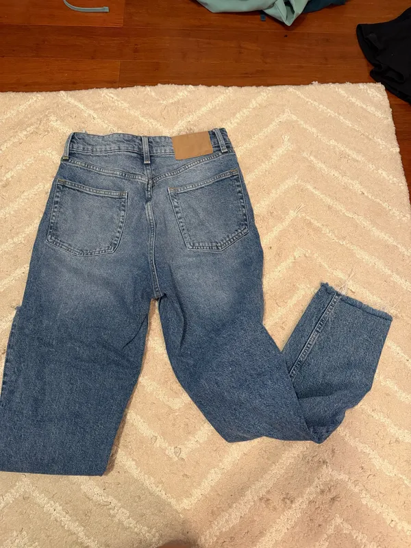 H&M Mom High-Waisted Jeans - Image 3