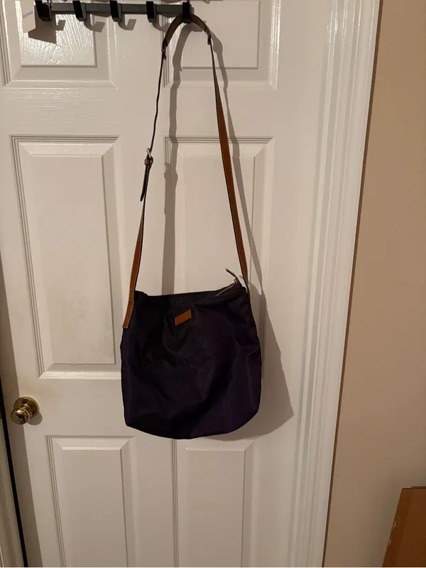 Gucci Gg Crossbody Tote Bag in Navy with Tan Strap - Image 2