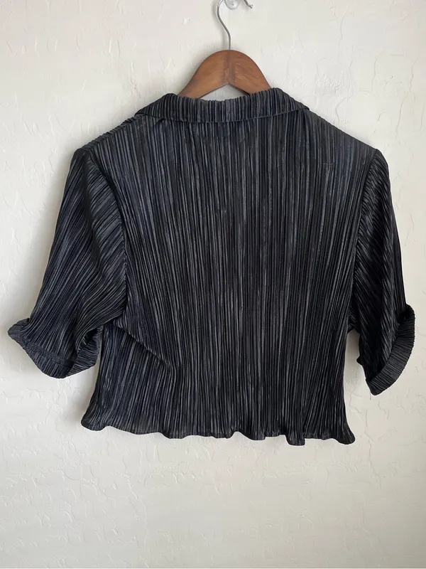Dressed in LALA Plisse Button Down Crop Shirt Black Size Large NEW NWT - Image 2