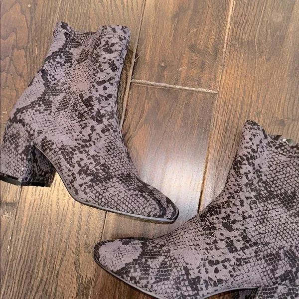 GC Stylish Gray Snake Print Ankle Boots size 9 1/2 new - Image 3