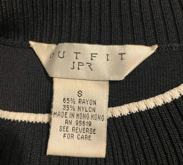 Outfit JPR black sweater in small - Image 5