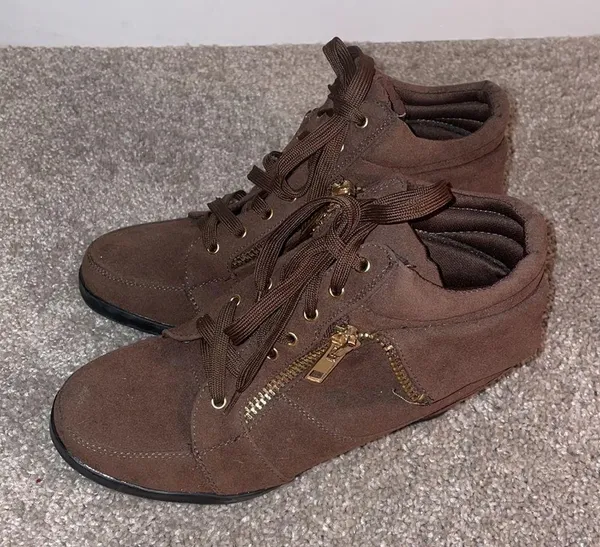 Forever 21 wedge bootie in chocolate brown with gold trim size 7.5 - Image 14
