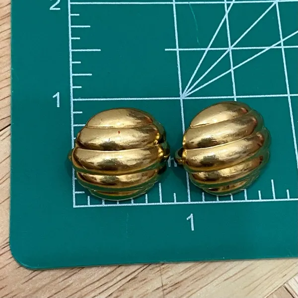 Vintage 60’s TRIFARI Polished Gold- tone Dome Clip On Earrings - Image 6
