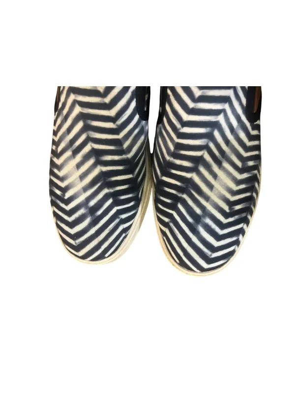 OluKai Pehuea Pa‘i Slip-On Sneakers Womens 9 Blue White Chevron Shibori Used - Image 6