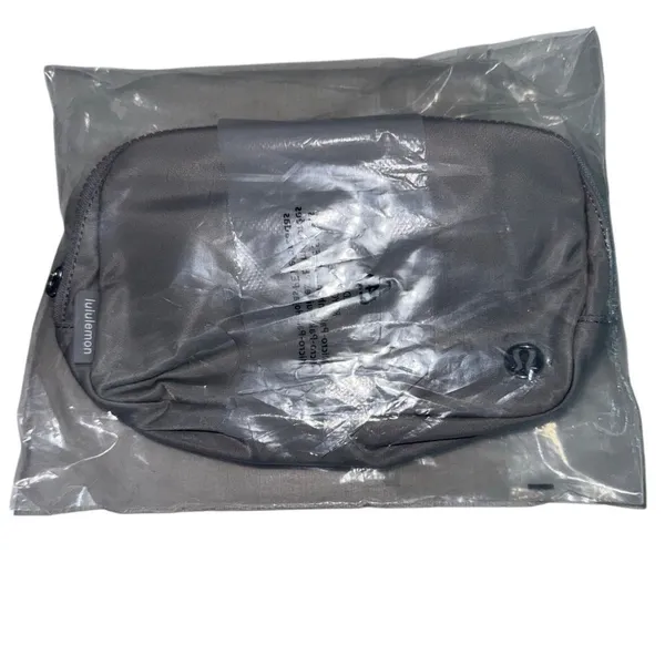 Everywhere Belt Bag 1L Wordmark Silver Drop / White - Image 6