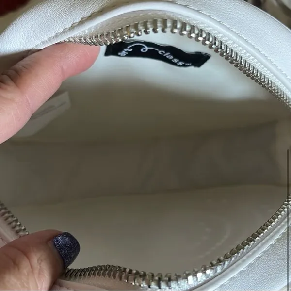 Art Class white crossbody with tassel - Image 5