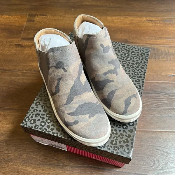 Me Too camo ankle booties - Image 5