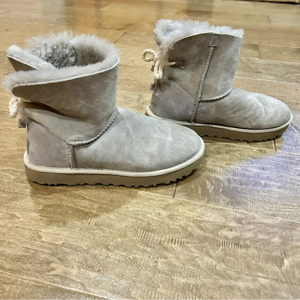 UGG Women’s Mini Bailey Bow II Boots Grey Size 8 EUC - Image 4