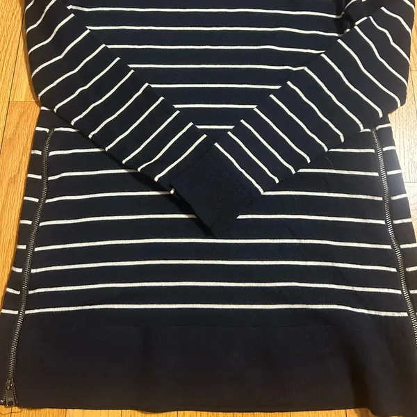 Banana Republic 100% Merino Wool Navy/White Striped Sweater NWT - Image 3