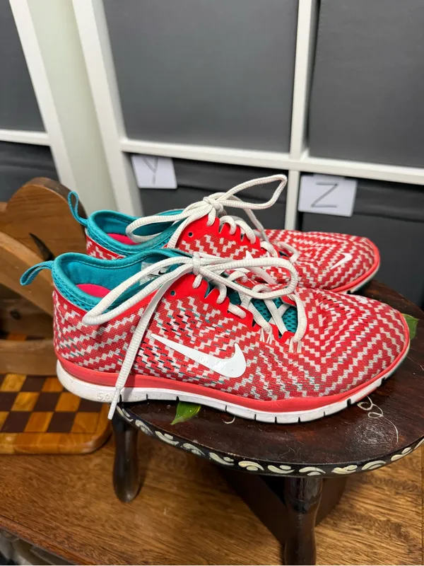 Nike Free 5.0 TR Trainer Fit Red and White Zigzag Patterned Sneakers - Image 2
